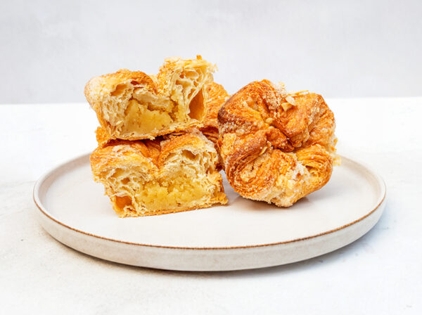 Kouign amann con relleno de crema de almendra