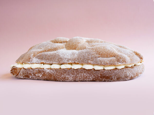 Pan de Muerto Relleno de Crema Batida Grande